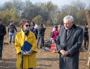 Prof. Anna Łebkowska uczestniczyła w uroczystości sadzenia lasu "Prawiek"